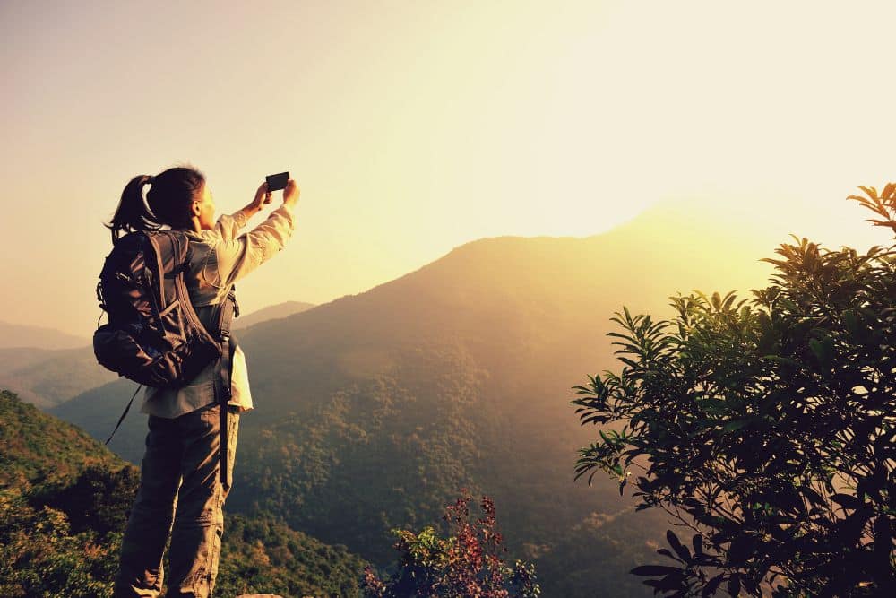 Samsung Galaxy S24 y S24+ mostrados de frente y dorso con pantalla encendida