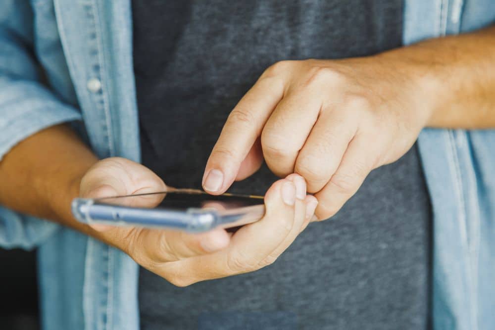 Smartphone Xiaomi encendido con apps cotidianas en pantalla