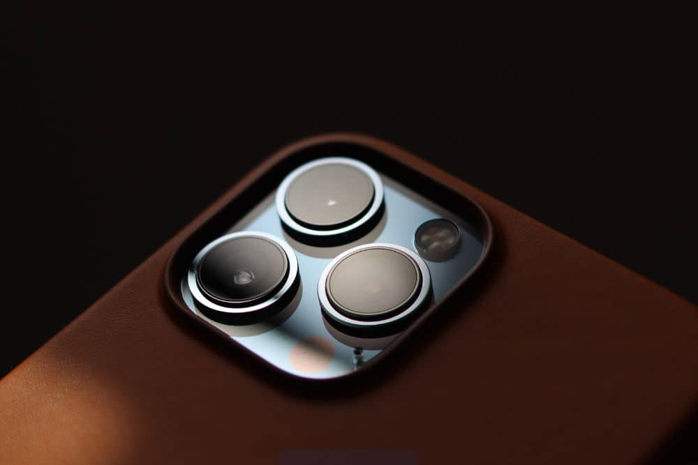 iPhone de gama alta con módulo de cámara avanzado en primer plano